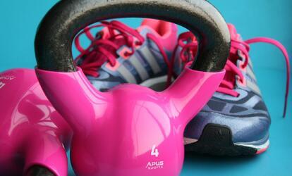 5 érv a kettlebell mellett nőknek Kettlebell előnyök nőknek