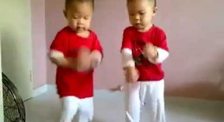 Iker babák Gangnam stílusban táncolnak! Megzabálom őket annyira édesek! Iker babák tánca Gangnam stílusban