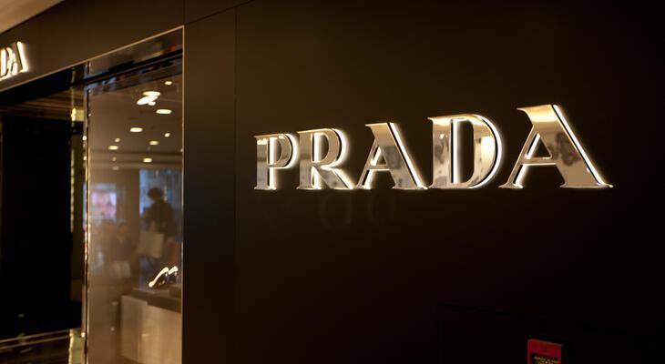 A Fratelli Prada nevű bőráru üzletet Mario Prada alapította 1913-ban Milánóban. A Fratelli Prada nevű bőráru üzletet Mario Prada alapította 1913-ban Milánóban.