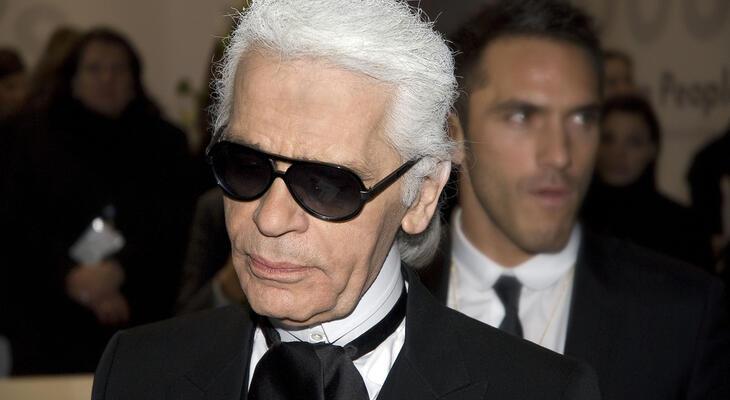 Karl Lagerfeld 1972-től a Chanel részlegvezetője, és tervezője. Karl Lagerfeld 1972-től a Chanel részlegvezetője, és tervezője.