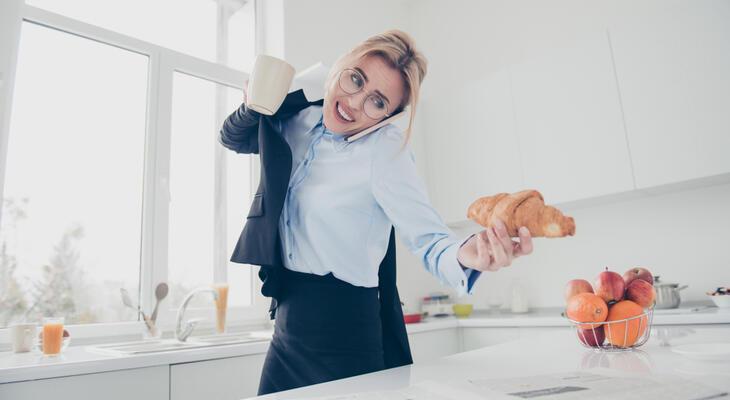 10 tipp, hogy gyorsabban elkészülj reggelente Személy szerint kétféle típusú embert ismerek a reggeli készülődés során: az egyik típus kipattan az ágyból, zuhanyozik, kávézik, öltözik és már készen is van. A másik típus pedig még kétszer lenyomja a szundit, fél óráig ébredezik, majd 10 perc alatt öss