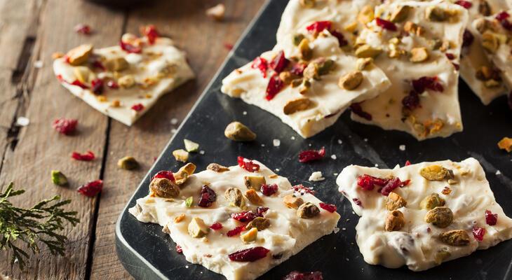 Áfonyás-pisztáciás fehércsoki szelet elkészítése Áfonyás-pisztáciás fehércsoki recept