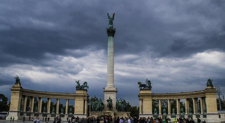 Fedezd fel Pest legszebb helyeit egy kulturális séta során az Andrássy úton, ahol galériák, Operaház és hangulatos gasztro megállók várnak a város szívében.