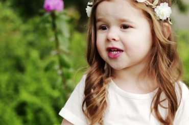 Elolvad az internet közönsége a négyéves kislány énekétől, annyira aranyos! 