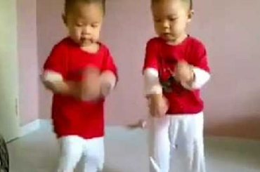 Iker babák tánca Gangnam stílusban