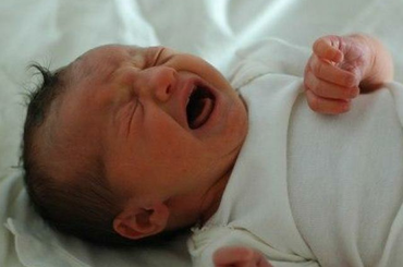 Kisbaba öltöztetés közben sír