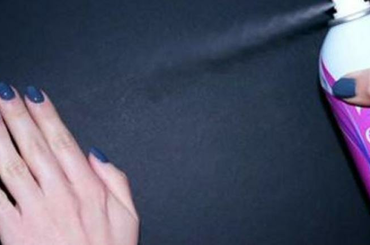 Egy egyszerű trükk, amit neked is ismerned kell, ha otthon fested a körmödet! 