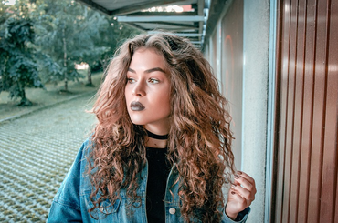 Hőhatás nélkül is lehet hullámos, vagy éppen göndör hajad! Egészséges göndör fürtök egyszerűen, melegítés nélkül