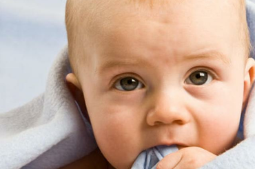 Ezek a baba fogzásának tipikus jelei és tünetei! Így enyhítsd őket!