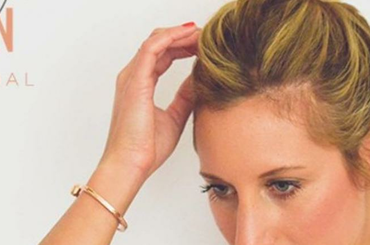 Régen még mindenki lófarokba csapta a haját, ha nem volt ideje hajat mosni, ma már azonban a konty az sokkal menőbb! :) Egy laza kontyot akkor a legkönnyebb elkészíteni, ha nem frissen mosott a hajunk, nem csúszik, hanem egyszerűen csak rendezetlenül áll.