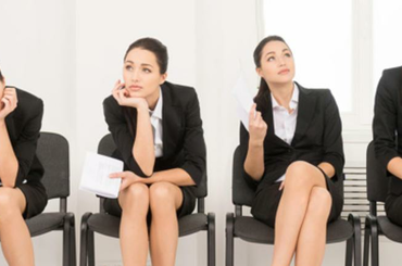 Ne hagyd az öltözéked kiválasztását az interjú reggelére!  Törekedj a visszafogott színekre!