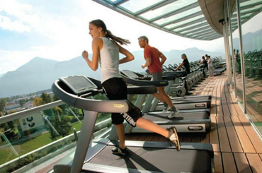 A futópados edzésnek megvannak az előnyei: mint például, hogy nem függ az időjárástól, hogy biztonságosabb mint a szabadban kocogni, ugyanakkor vannak veszélyei is.