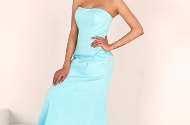 A pánt nélküli ruhák nagyon csábosak, és nőiesek tudnak lenni – ha tudjuk őket viselni. Azt már én is megfigyeltem, hogy nem mindegy, milyen frizurát készítünk egy ilyen ruhához. Hajtott a kíváncsiság, így utána néztem, mik illenek a pánt nélküli ruhához.