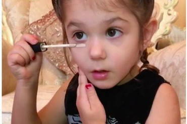 Elképesztő, de ez a három éves kislány jobban sminkel, mint a felnőttek! 