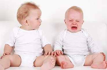 Hogyan altassuk az ikreket?