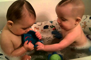  Esti pancsi ikergyermekekkel