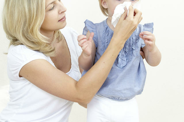 A hirtelen jött, indokolatlan orrvérzés ijesztő a gyerekeknél, de határozott és jó technikával hamar elállítható. 