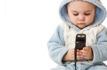 Mi az a kor, amikortól hasznos a mobiltelefon? Mobilt a gyereknek?