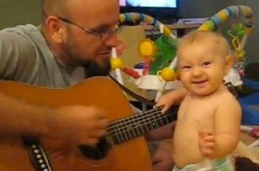 A gyerekek könnyen mosolyt tudnak csalni az emberek arcára egy kis tánccal vagy énekléssel, hiszen ők még ügyetlenek, mégis irtó aranyosak! :) Az alábbi videóban is ez történik, a kis csaj igazi rocker! :)