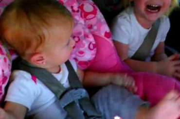 Így reagál kedvenc zenéjére a cuki baba :) Egy kisbaba reakciója mikor meghallja kedvenc számát