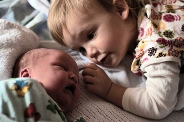 Csodálatos felvételek arról, ahogyan az újdonsült bátyus/nővér őszinte izgalommal és örömmel fogadja a kis jövevényt.