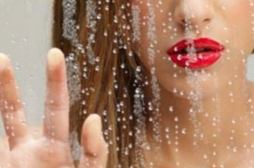 Zuhanyozni, vagy fürödni - Melyik a jobb?