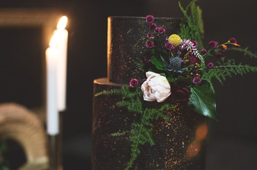 Bemutatjuk a legstílusosabb fekete esküvői tortákat! 