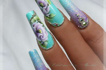 Számára a köröm a festővászon!