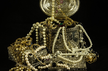 A nő rengeteg ékszert nyelt le