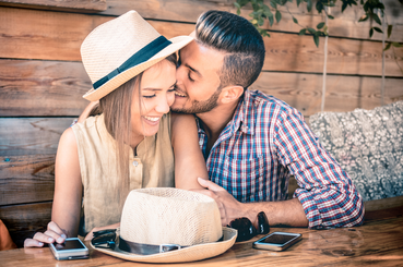 Módszerek, amikkel egy férfi szerelmes lesz Ezekkel a technikákkal segíthetsz, hogy a férfi beléd szeressen
