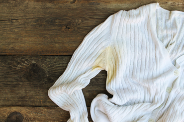 Praktikák, amik eltüntetik a sárga izzadtságfoltokat 