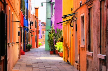 Az olaszok együtt énekelnek az ablakokból