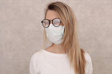 Így nem fog bepárásodni a szemüveged, ha felveszed a maszkot
