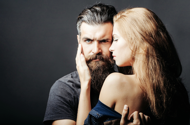 A szakállas férfi jobb