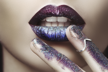 Mitől habzik a tusfürdő és miért kenhető a rúzs?