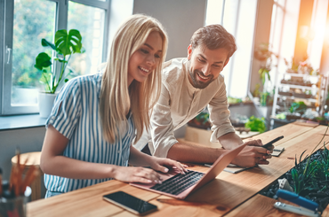 barátkozás új munkatársakkal