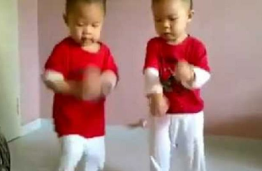 Iker babák tánca Gangnam stílusban