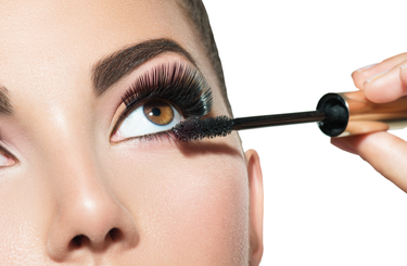  Én személy szerint úgy vagyok vele, hogy ha nem is sminkelek, egy kis szempillaspirált azért mindig feldobok. Sokkal nőiesebbé teszi az arcom – és ezzel szerintem sokan így vagyunk. Ám a szempillaspirál használata sem merül ki abban, hogy felkenjük. Íme,