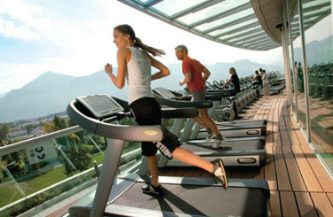 A futópados edzésnek megvannak az előnyei: mint például, hogy nem függ az időjárástól, hogy biztonságosabb mint a szabadban kocogni, ugyanakkor vannak veszélyei is.