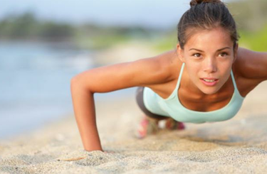 Imádom a saját testsúlyos edzést, hihetetlenül hatásos. Próbáld ki te is az 5 legjobb gyakorlatot