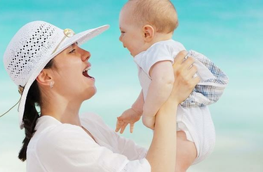 Nézd meg, hogy hogyan teheted kellemesebbé az első nyarat a baba számára! 