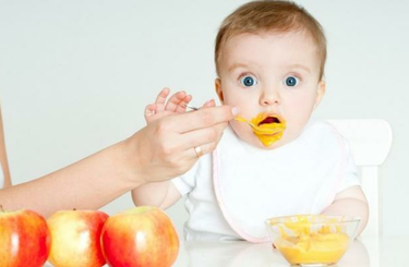 A babák etetése nem gyerekjáték. Ne dőlj be a butaságnak!