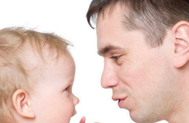 A kicsik beszédkészségére nagyobb hatást gyakorol az apukák beszédstílusa