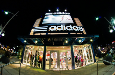 Mit lehet csinálni az óceánokban található műanyagból? Adidas cipőt!