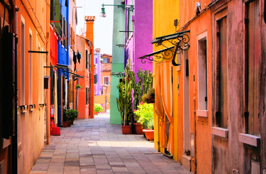 Az olaszok együtt énekelnek az ablakokból