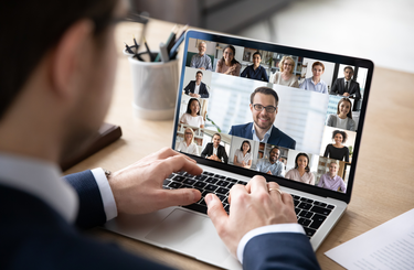 Téged is állandóan piszkál a főnököd az otthoni munka alatt?