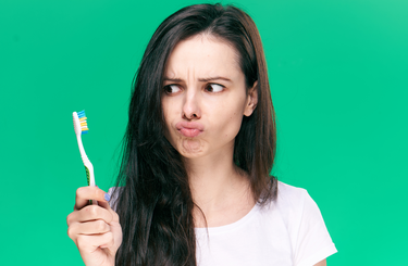 A fogkefe a fürdőszoba baktériumfarmja, de félni is kell tőle?