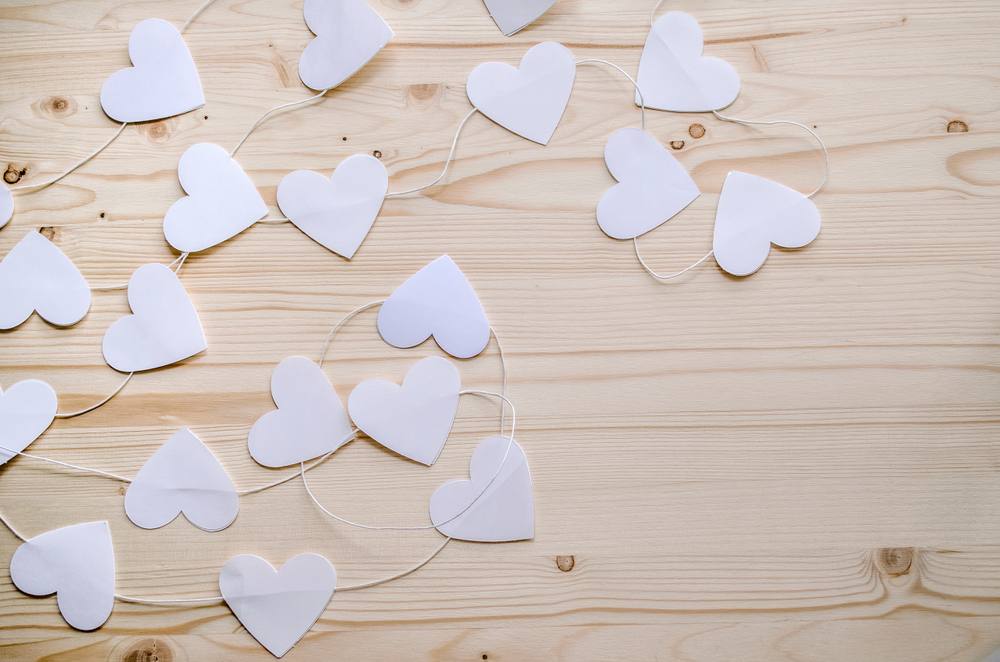 Olcsó esküvői dekorötlet Olcsó esküvői dekorötlet: papír szívek